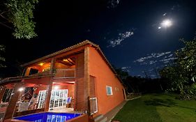 Casa com piscina aquecida e córrego privativo